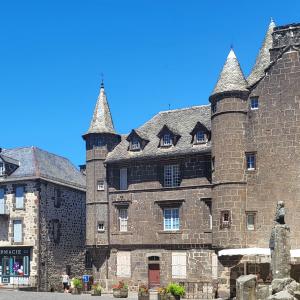 france/auvergne-rhone-alpes/salers