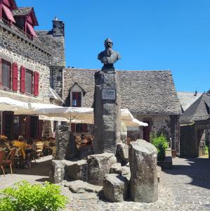 france/auvergne-rhone-alpes/salers/place-tyssandier-d-escous