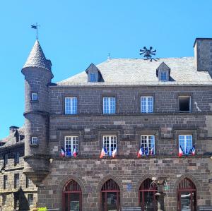 france/auvergne-rhone-alpes/salers/place-tyssandier-d-escous