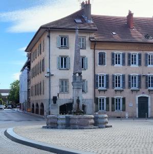 france/auvergne-rhone-alpes/thonon-les-bains/place-de-l-hotel-de-ville