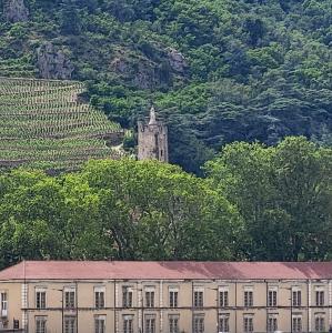 france/auvergne-rhone-alpes/tournon-sur-rhone/chemin-des-tours