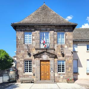 france/auvergne-rhone-alpes/vic-sur-cere/mairie