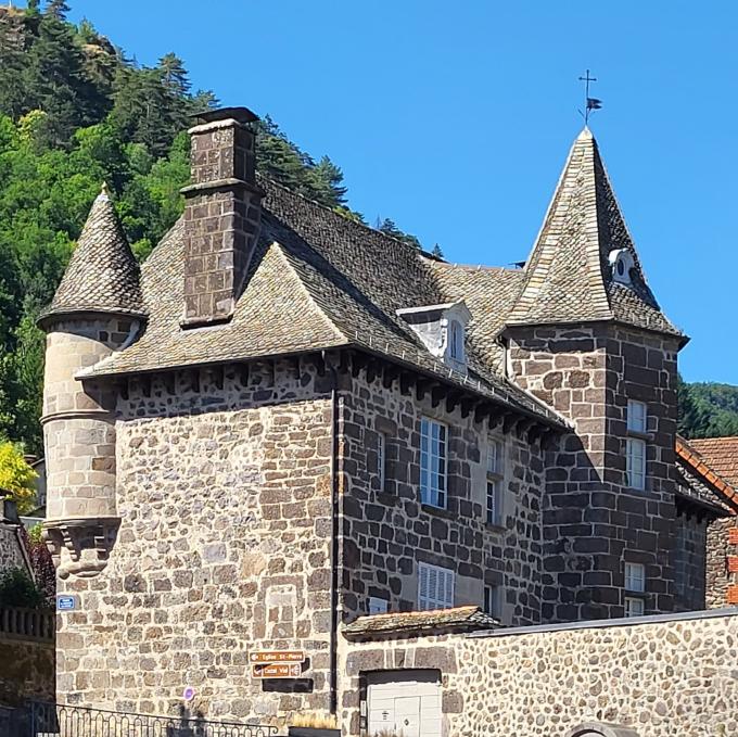 france/auvergne-rhone-alpes/vic-sur-cere/maison-du-chevalier-des-huttes