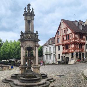 france/bourgogne-franche-comte/autun/fontaine-saint-lazare