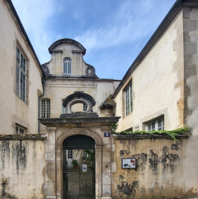 france/bourgogne-franche-comte/avallon/musee-du-costume