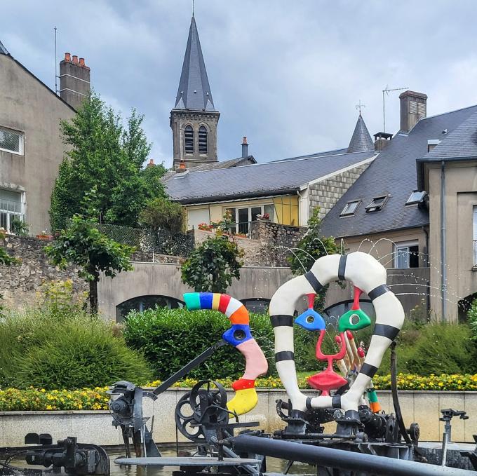 france/bourgogne-franche-comte/chateau-chinon/fontaine-niki-de-saint-phalle