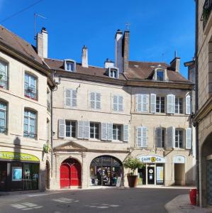 france/bourgogne-franche-comte/dole/place-du-8-mai-1945-rues-commercantes