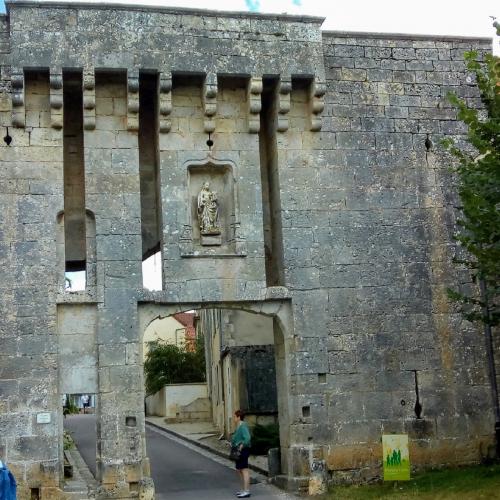 france/bourgogne-franche-comte/flavigny-sur-ozerain/porte-du-bourg