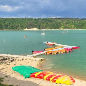 france/bourgogne-franche-comte/lac-de-vouglans/base-nautique-de-bellecin