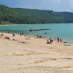 france/bourgogne-franche-comte/lac-de-vouglans/plage-de-la-mercantine