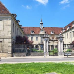 france/bourgogne-franche-comte/lons-le-saunier/place-de-l-hotel-de-ville