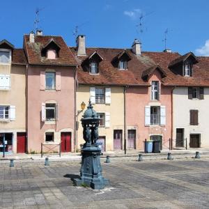 france/bourgogne-franche-comte/lons-le-saunier/place-de-la-comedie