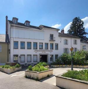 france/bourgogne-franche-comte/lons-le-saunier/place-de-la-comedie