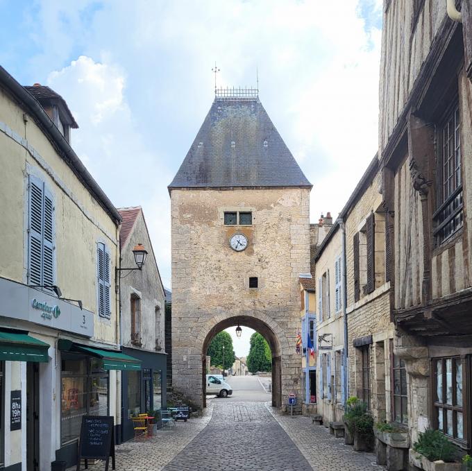 france/bourgogne-franche-comte/noyers-sur-serein/vieille-tour