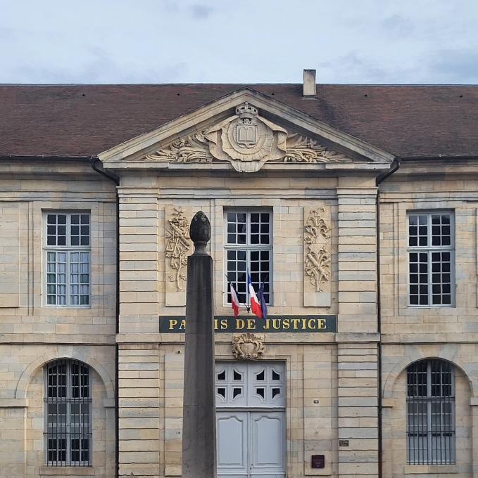 france/bourgogne-franche-comte/vesoul/place-du-palais-de-justice