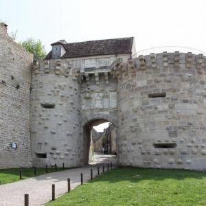 france/bourgogne-franche-comte/vezelay/la-porte-neuve-et-les-fortifications