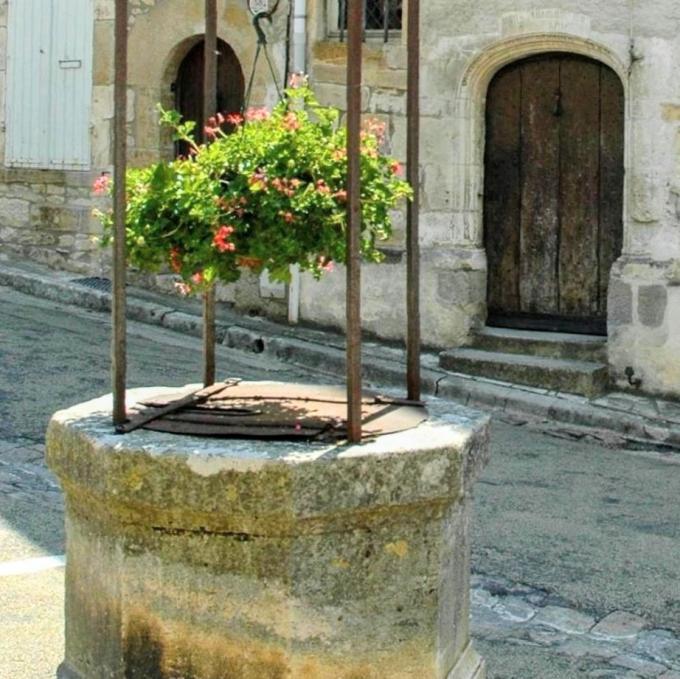 france/bourgogne-franche-comte/vezelay/place-du-grand-puits