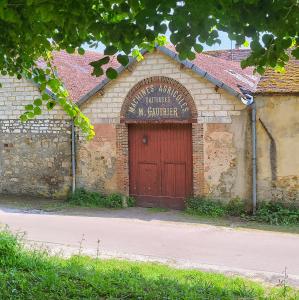 france/bourgogne-franche-comte/villeneuve-l-archeveque/promenade-des-anciens-remparts