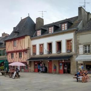 france/bretagne/concarneau/place-saint-guenole