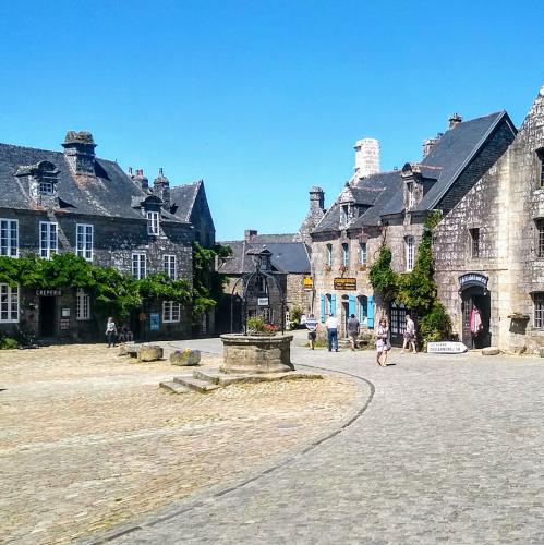 france/bretagne/locronan/place-de-l-eglise