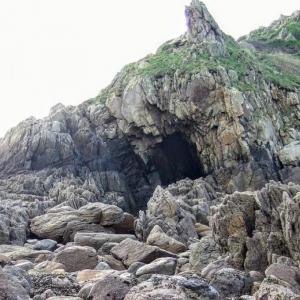 france/bretagne/pointe-du-grouin/grotte-sous-les-falaises