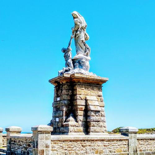 france/bretagne/pointe-du-raz/statue-notre-dame-des-naufrages