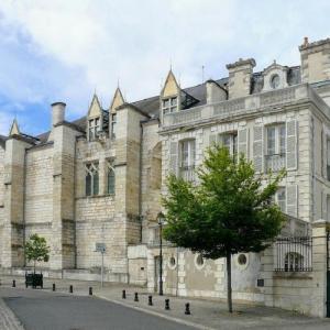 france/centre-val-de-loire/bourges/place-de-la-prefecture