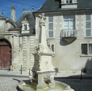 france/centre-val-de-loire/bourges/place-des-quatre-piliers