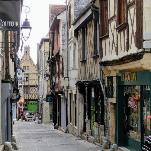 france/centre-val-de-loire/bourges/rue-coursarlon