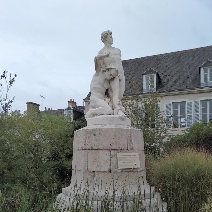 france/centre-val-de-loire/chateaudun/statue-du-prisonnier-de-guerre