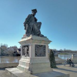 france/centre-val-de-loire/chinon/statue-de-rabelais