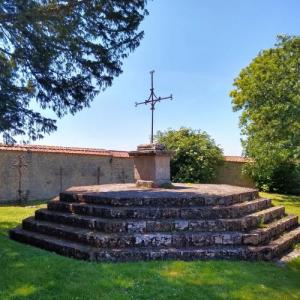 france/centre-val-de-loire/yevre-le-chatel/croix-hosanniere