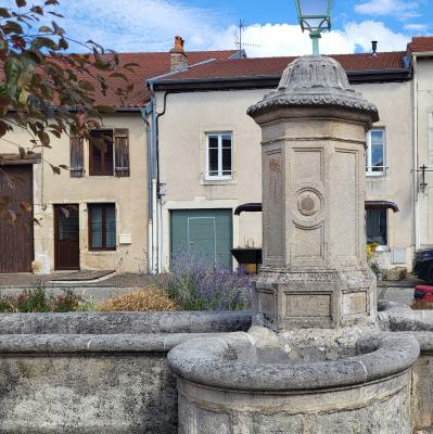 france/grand-est/liverdun/place-de-la-fontaine
