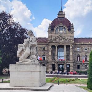 france/grand-est/strasbourg/place-de-la-republique