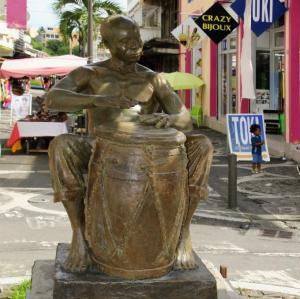 france/guadeloupe/pointe-a-pitre/statue-de-velo