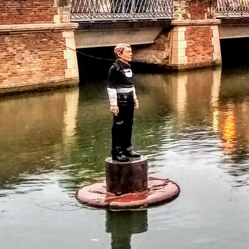 france/hauts-de-france/amiens/l-homme-sur-la-bouee