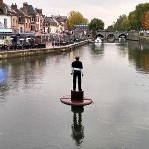 france/hauts-de-france/amiens/l-homme-sur-la-bouee