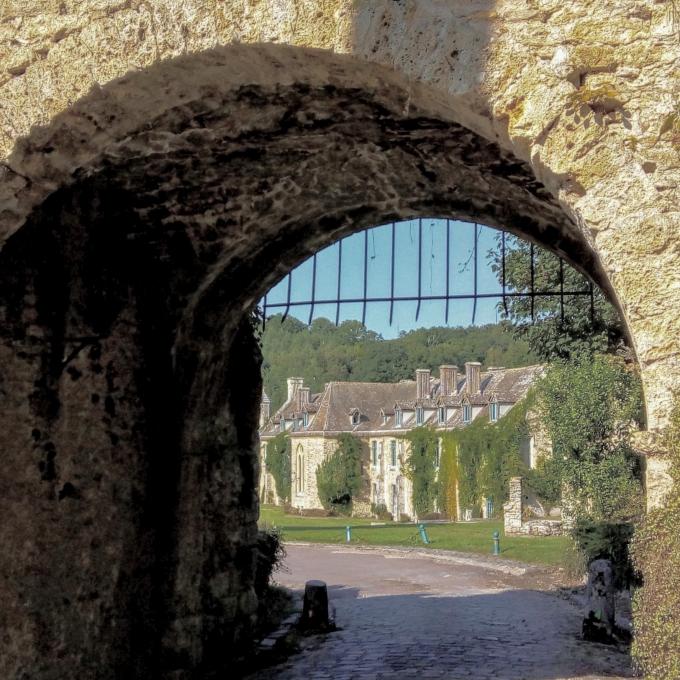 france/ile-de-france/abbaye-des-vaux-de-cernay/porte-notre-dame