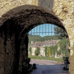 france/ile-de-france/abbaye-des-vaux-de-cernay/porte-notre-dame