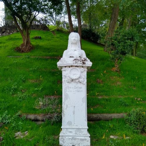 france/ile-de-france/montfort-l-amaury/statue-d-anne-de-bretagne