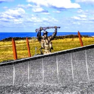 france/normandie/arromanches-les-bains/monument-du-75e-anniversaire