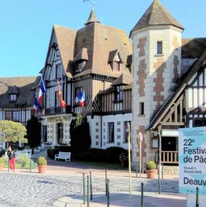 france/normandie/deauville/mairie