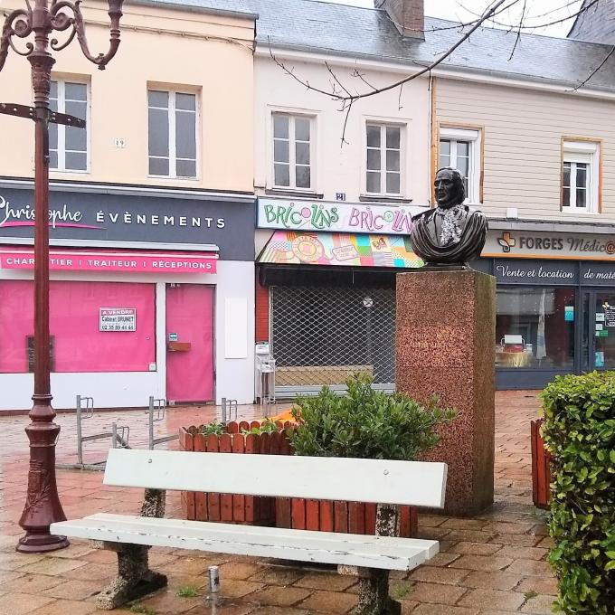 france/normandie/forges-les-eaux/place-breviere