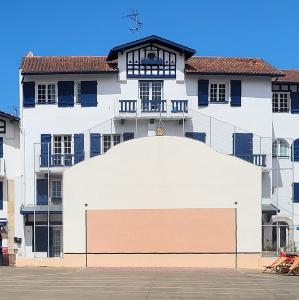 france/nouvelle-aquitaine/ascain/place-berria