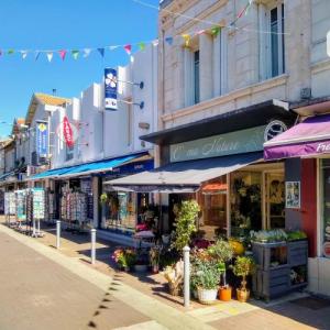 france/nouvelle-aquitaine/fouras/rue-de-la-halle