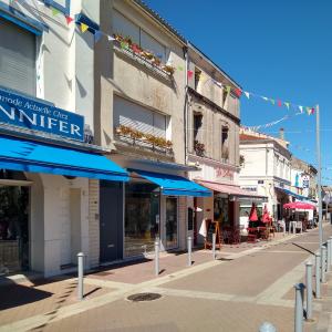 france/nouvelle-aquitaine/fouras/rue-de-la-halle