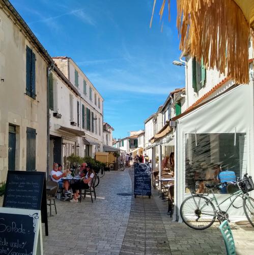 france/nouvelle-aquitaine/la-couarde-sur-mer/grande-rue