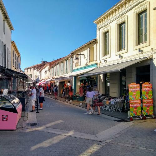 france/nouvelle-aquitaine/la-flotte/rue-du-marche