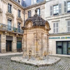 france/nouvelle-aquitaine/la-rochelle/fontaine-du-pilori