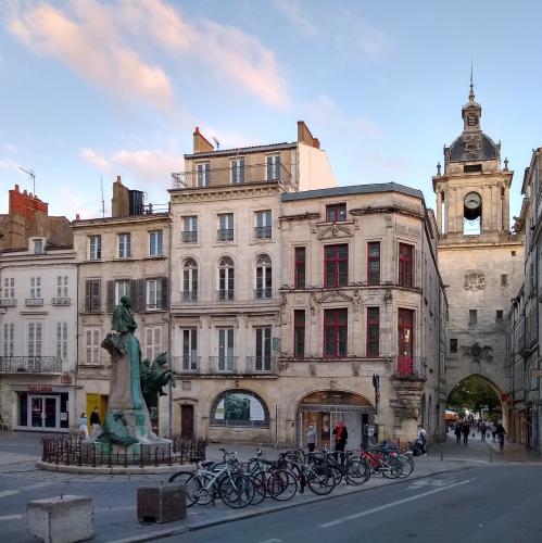 france/nouvelle-aquitaine/la-rochelle/place-des-petits-bancs